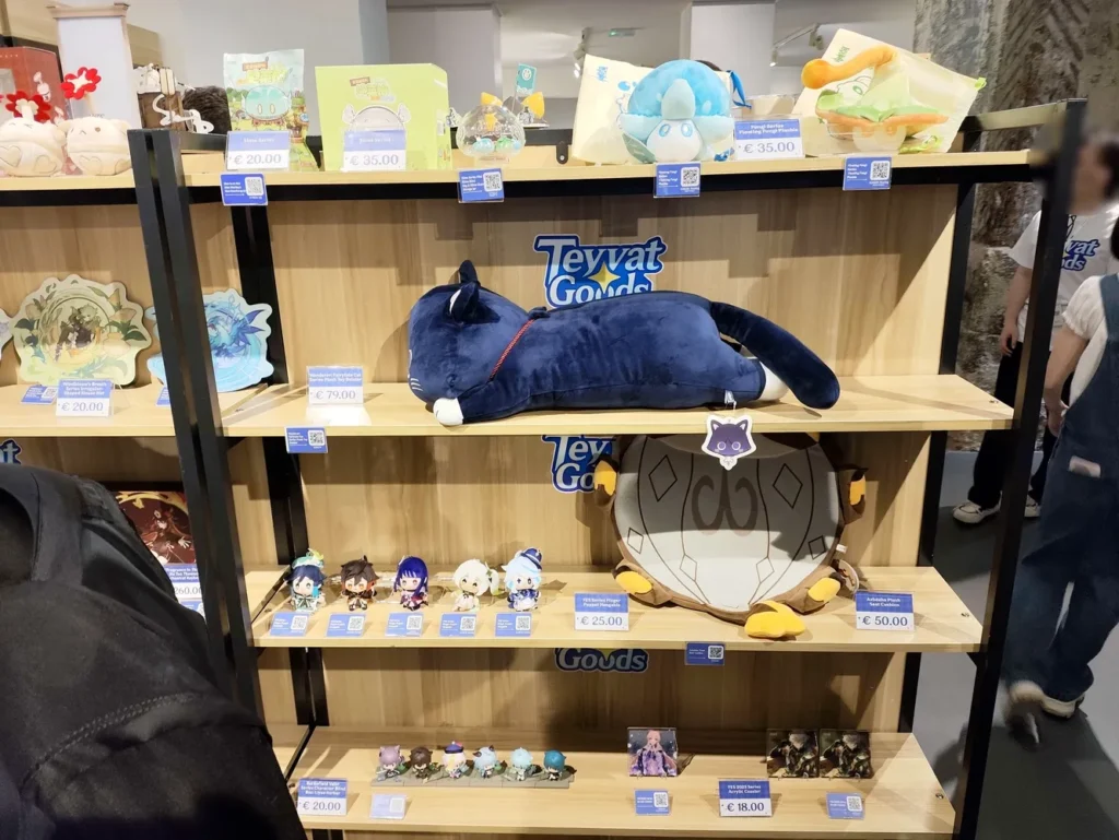 Teyvat Goods 2024 ― Boutique éphémère de produits dérivés du jeu Genshin Impact à Paris.