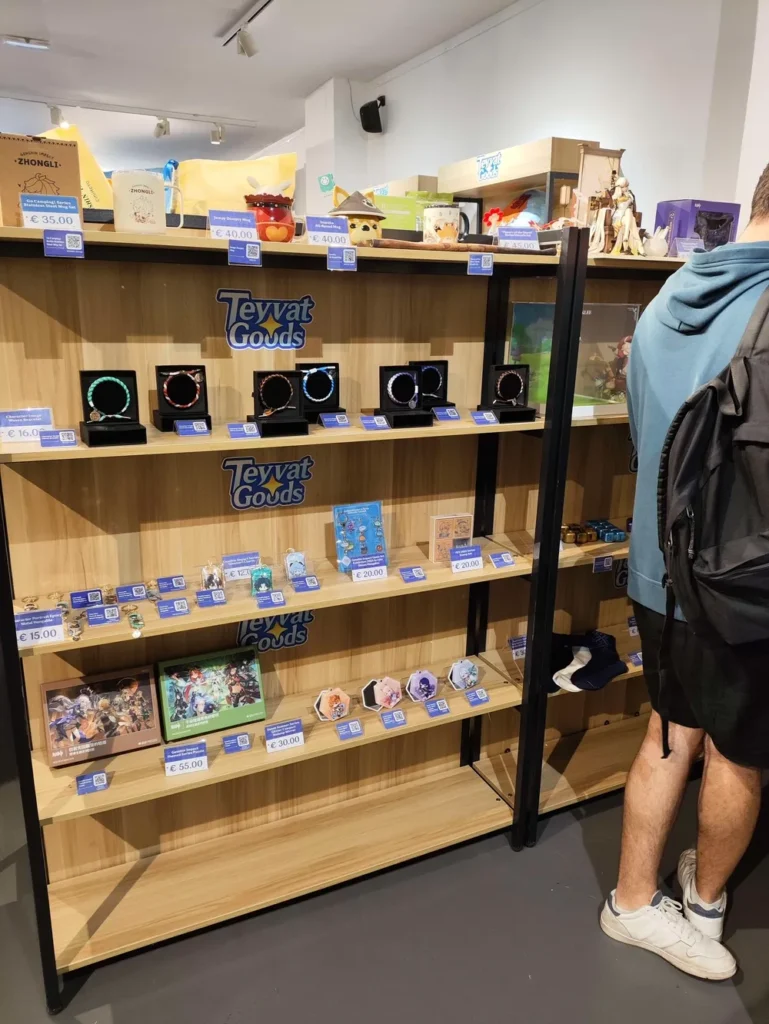 Teyvat Goods 2024 ― Boutique éphémère de produits dérivés du jeu Genshin Impact à Paris.